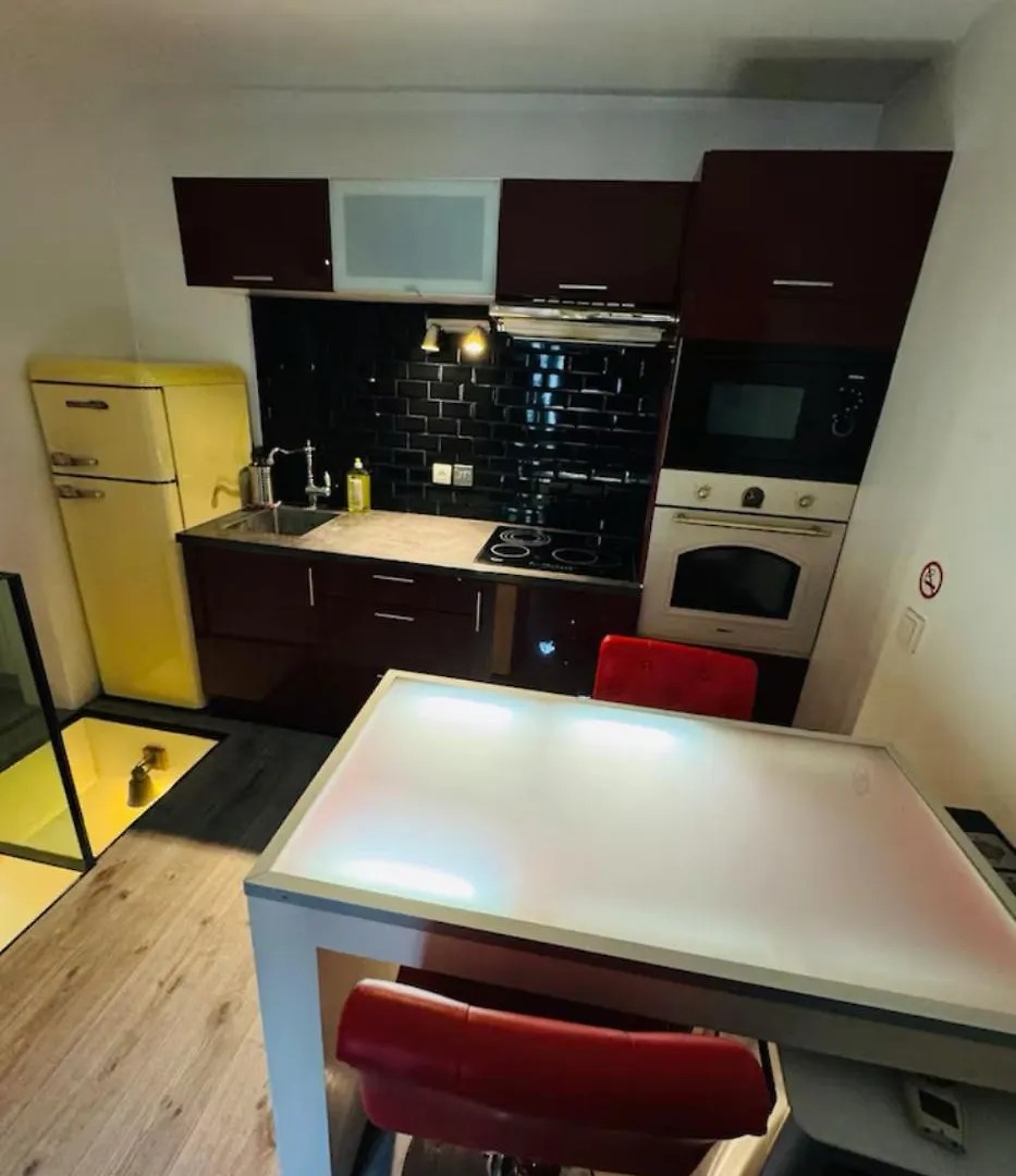Petit Dupleix Atypique Porte Maillot F3 Paris Apartment